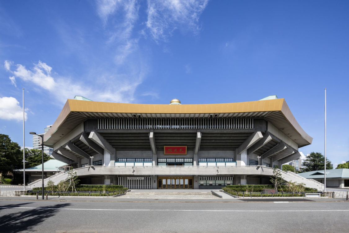 365日の9.5割以上の稼働率で多くの人々から愛されている建築である。日本武道館はあくまでも武道館。建設当初の理念に立ち返り大きく形を変えず、新しい時代を生き抜く力を持つように、細部に装飾するように丁寧に設計を行った。
It is a building that is loved by many people with an operating rate of over 95% in 365 days. Nippon Budokan is just a budō hall. We carefully designed the details so that we could go back to the original idea of construction and not change the form significantly, and keep the power to survive in the new era.